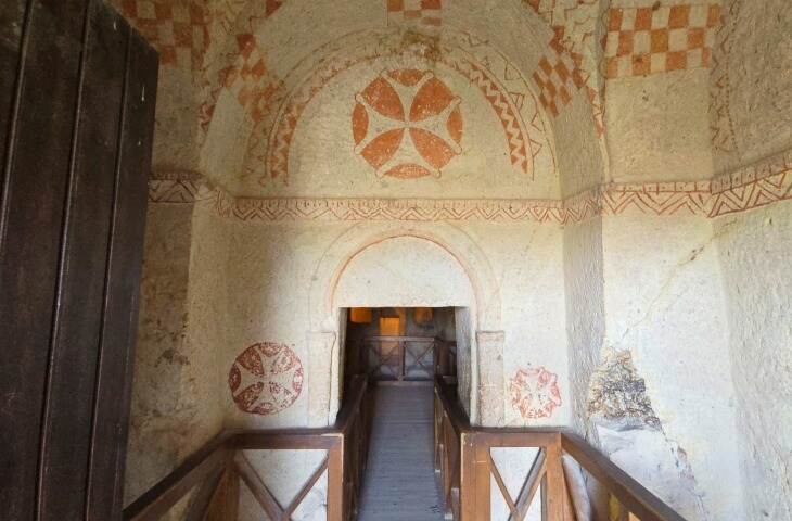 Göreme Açık Hava Müzesi’nde yer alan isimsiz şapel; kırmızı geometrik freskler, kemerli giriş ve sade bir iç mekanda görülüyor.